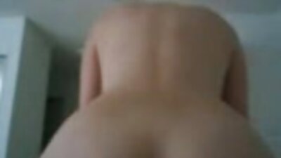 सेक्सी शरीर असलेल्या दोन स्त्रिया बेडवर पुसी चाटत आहेत