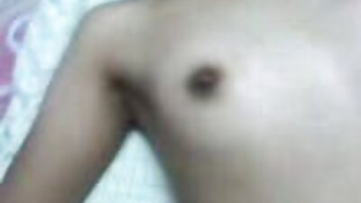 मोठ्या स्तन असलेला एक बिम्बो गोरा आज स्वतःच शॉवर घेतो