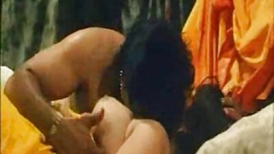 गोरा तिचे स्तन बांधतो आणि मग तिला तिच्या योनी मध्ये डिक येते